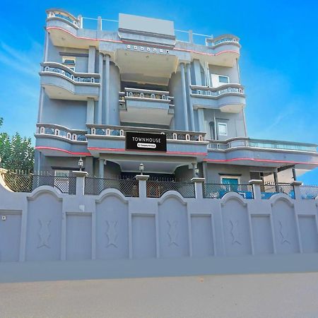Super Townhouse Vijay Khand Gomti Nagar Lucknow Zewnętrze zdjęcie