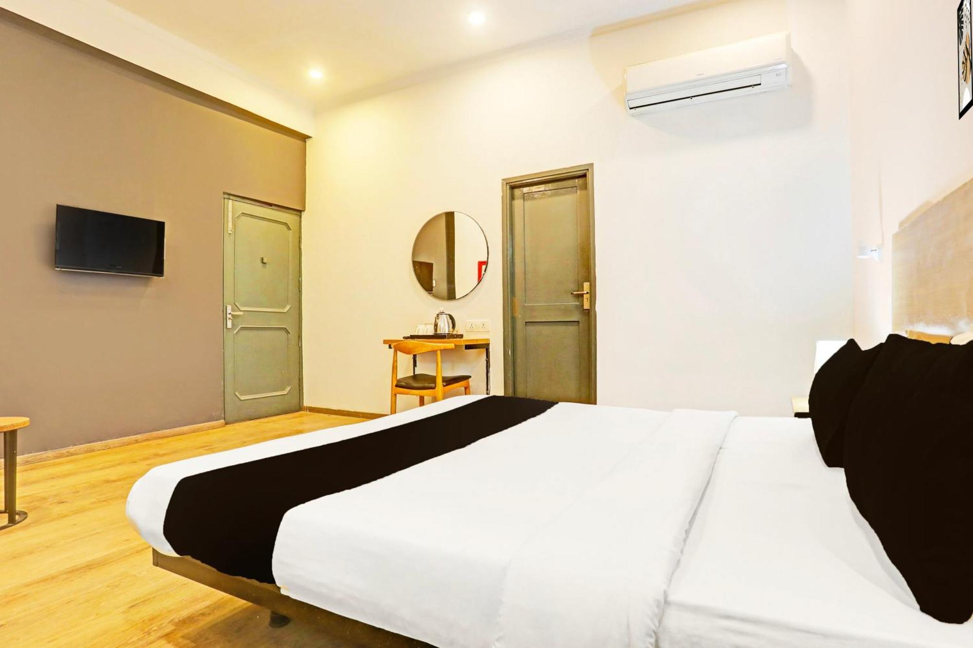 Super Townhouse Vijay Khand Gomti Nagar Lucknow Zewnętrze zdjęcie